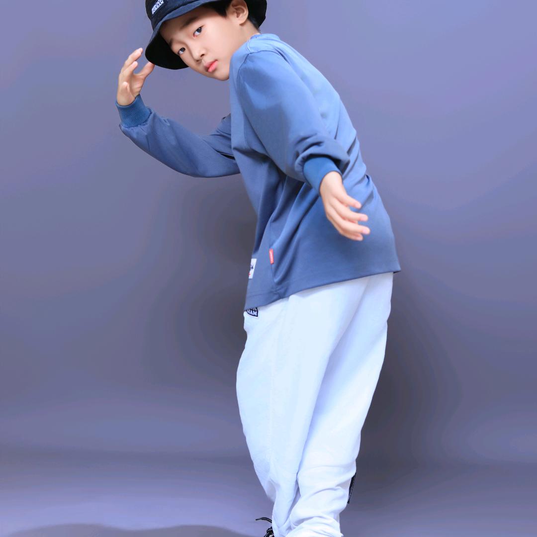 皓爱跳街舞