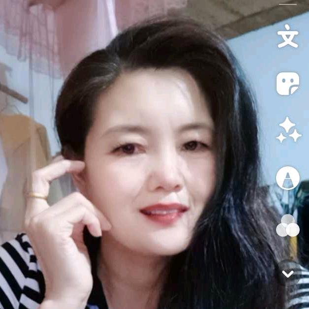 红唇姐姐。