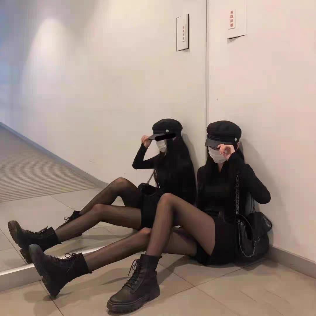 黑色。