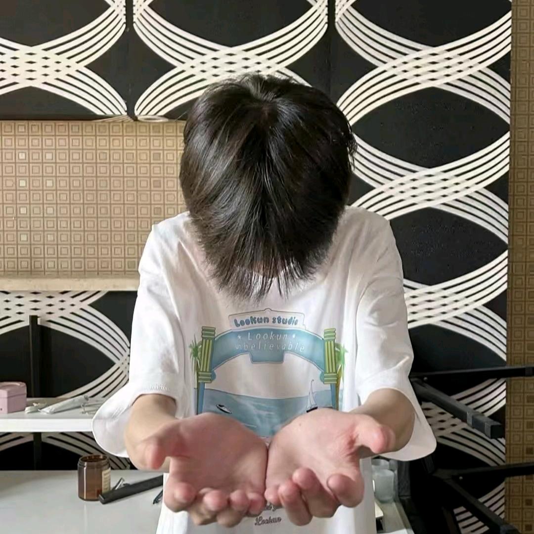 王橹杰的喉结