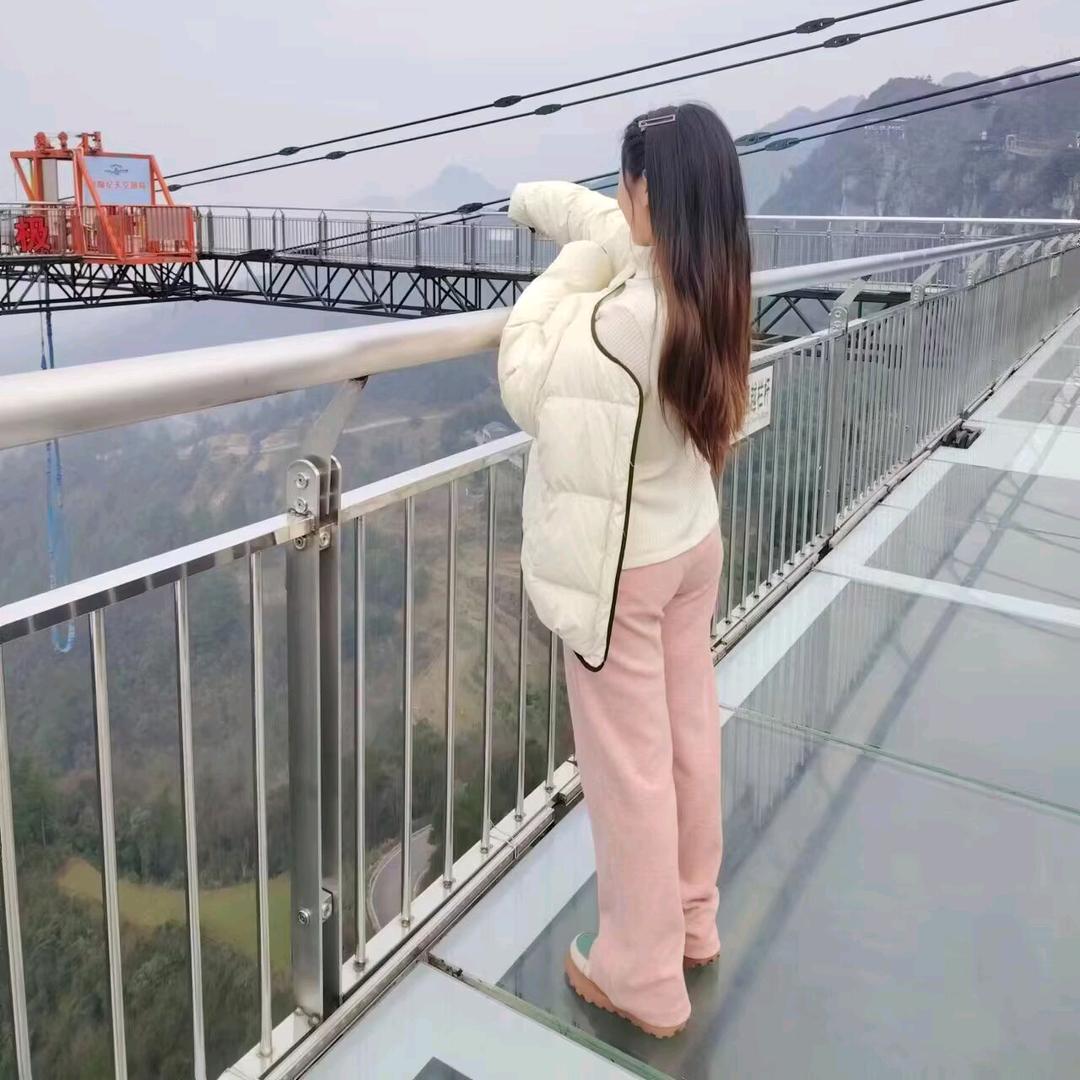 眸笑轻杨