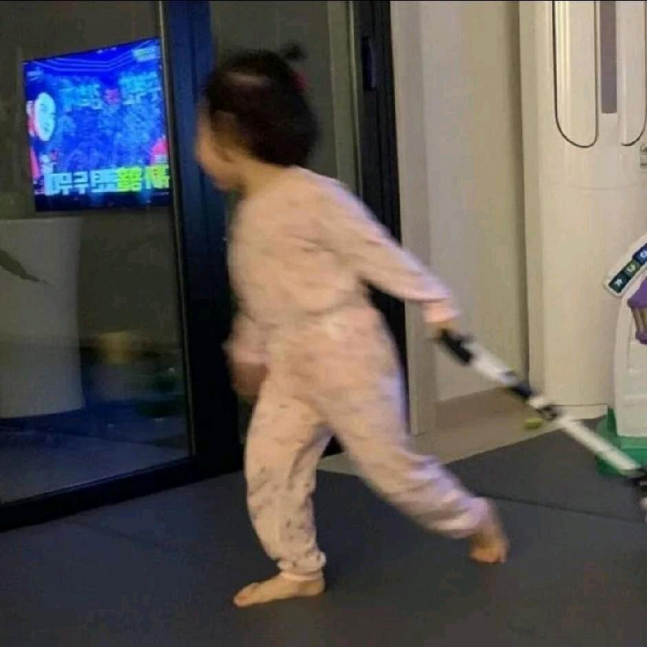 了了.