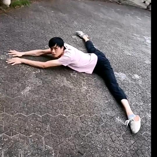 一字马波波《橱窗有好物》