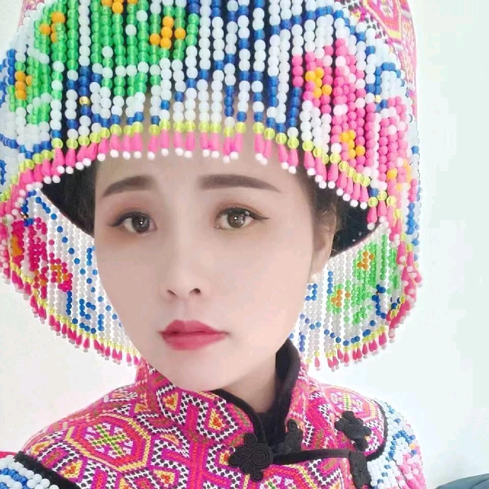 云南做民族服饰的彩妹