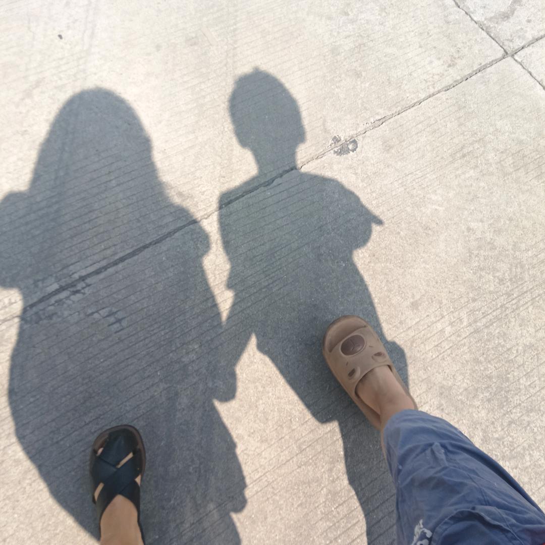 带孩子摆摊的宝妈(云南佤味鸡爪)