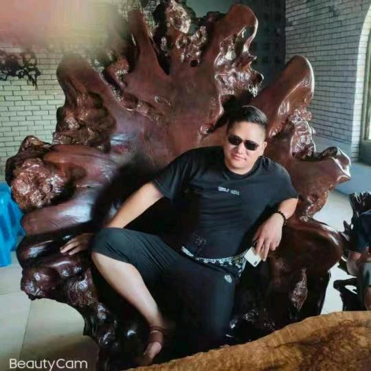 大哥开拖拉机狂奔