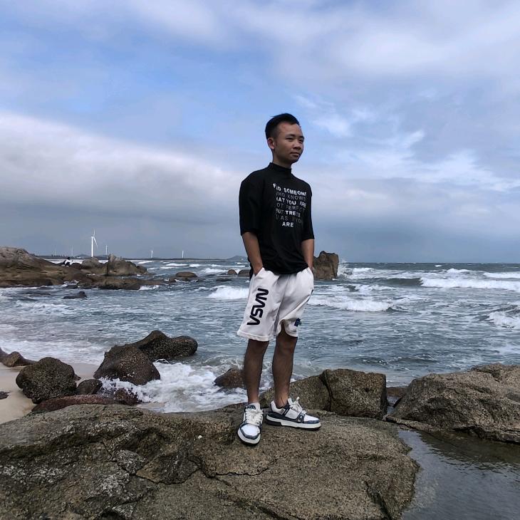 穿拖鞋蹦迪