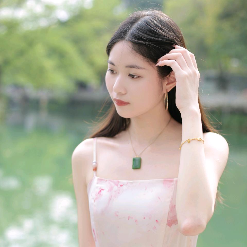 阿琳爱吃草莓莓