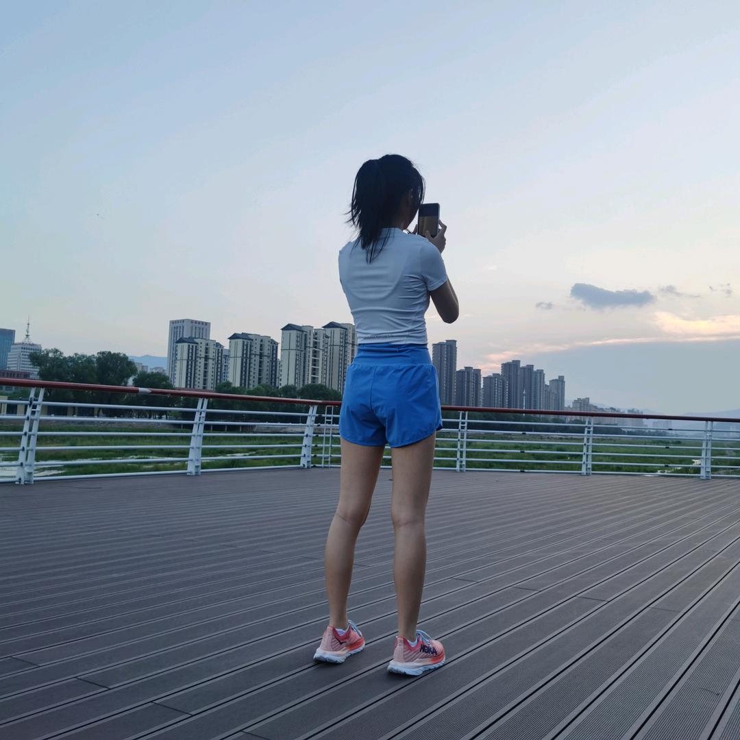 朱迪不用踮脚 尼克会为她弯腰~