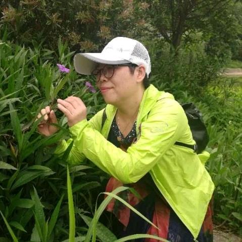 红衣女