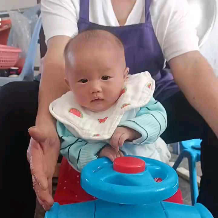 很哇塞的小姐姐