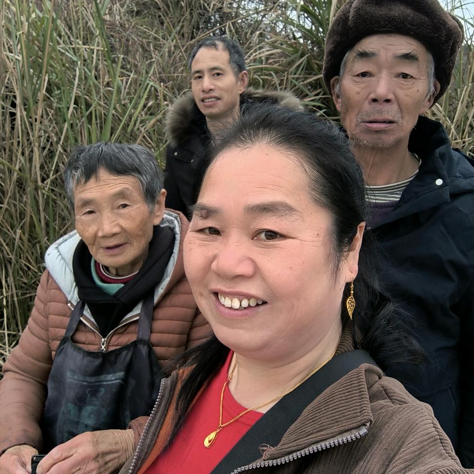 黎大姐，在老的路上走