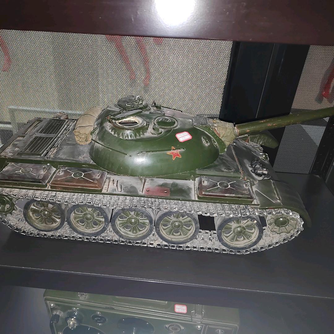 TANK手 辉辉