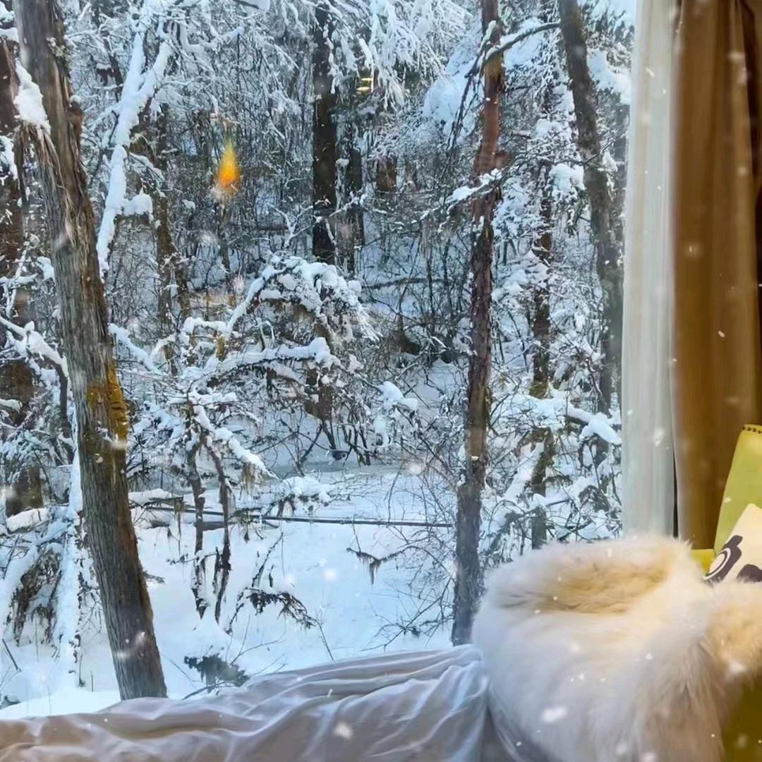 待在山下开心的笑