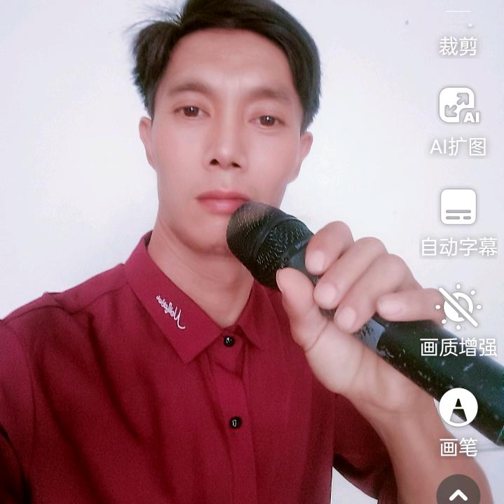 户外摆摊全民KTⅤ唱歌的大叔