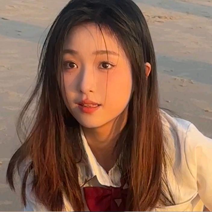 小茹正在练琴