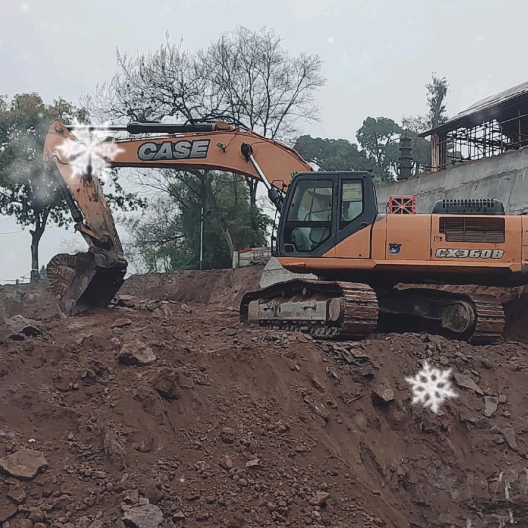 扛着锄头挖地捄