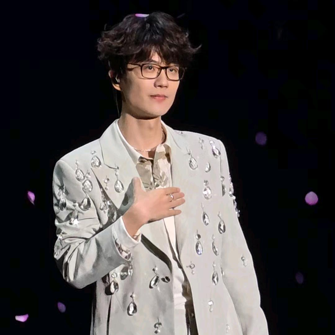 拾贰呀      许嵩见过我两次版