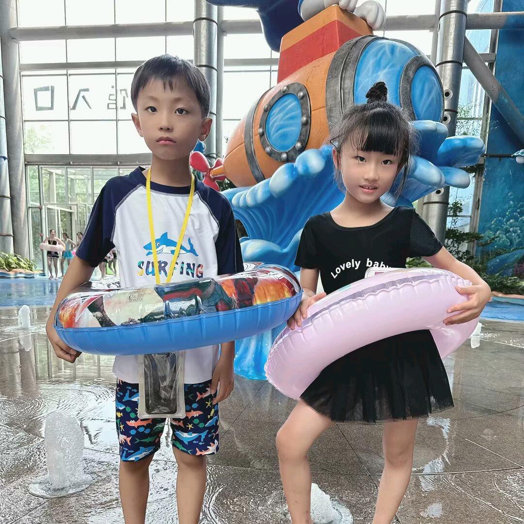 李**