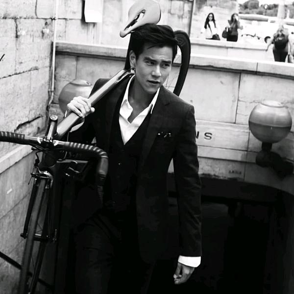 书上无名心忘却，人间聚散似浮云。