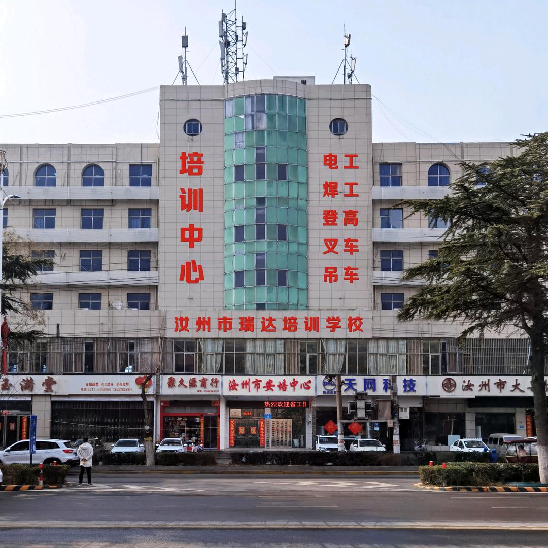 汝州市安培中心  校长 高群安