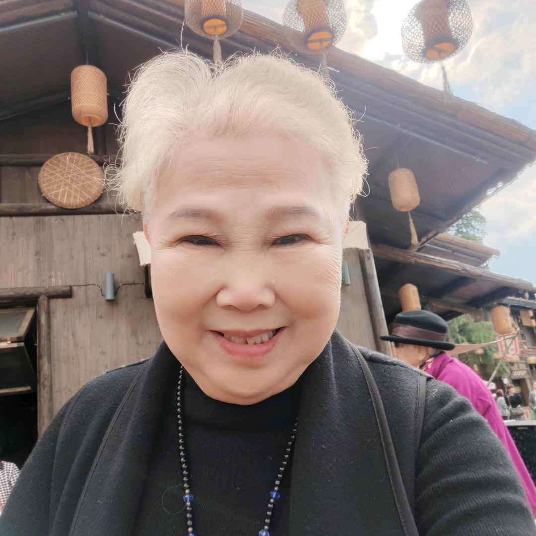 爱唱歌的老太太