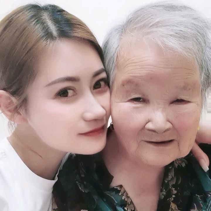 姥姥带大的二妮🙏
