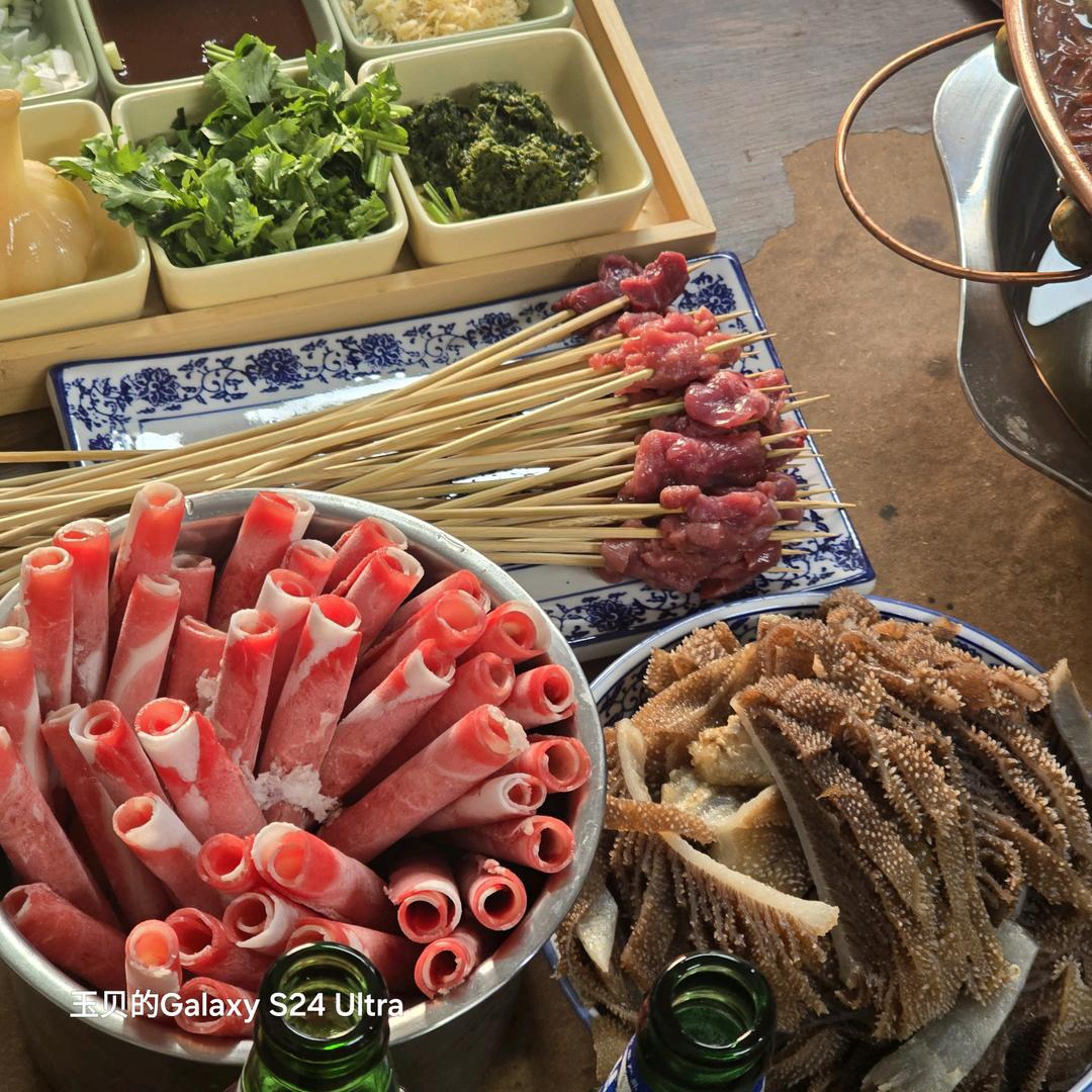 涮肉老冯环境一般 。芝麻酱，羊肉不一般