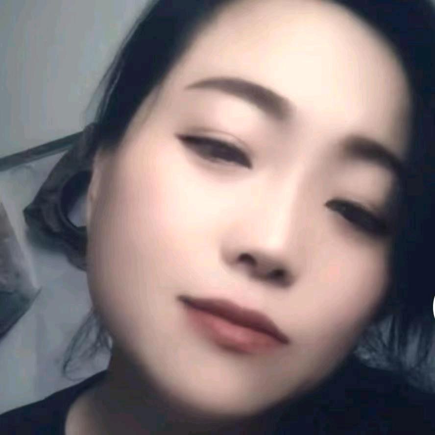 单身阿丽（中心）