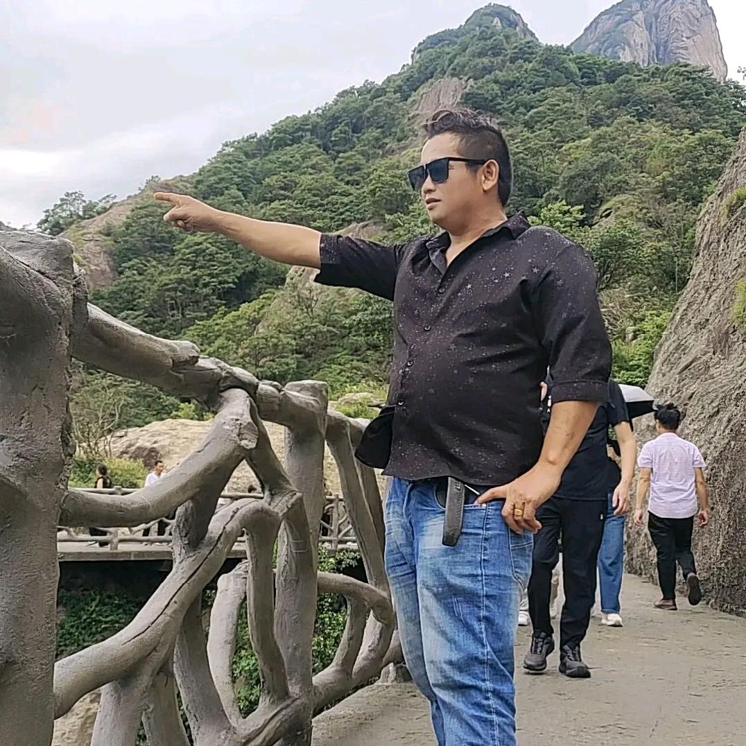 明出冬月，霜雪千年