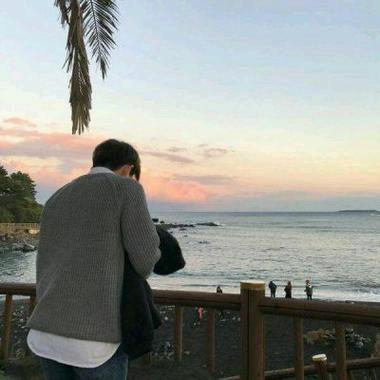 在袋鼠旁的花明楼