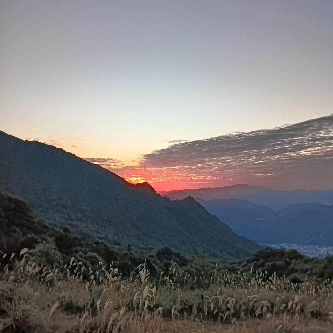 草尾山尖山顶小吃《周末》