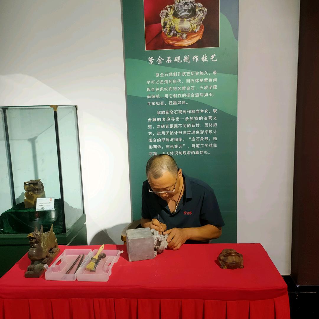 磨石头的小哥哥