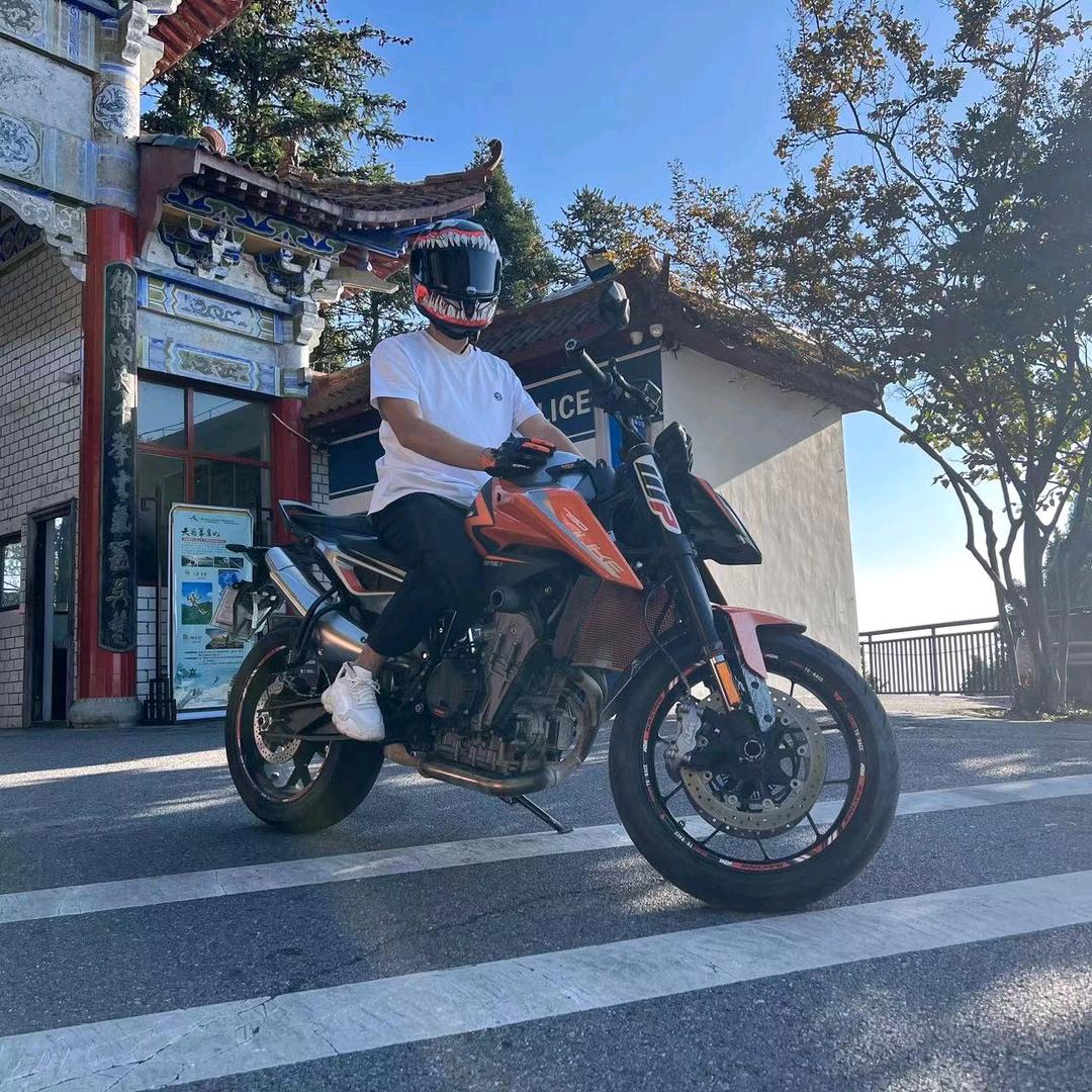 坐在发动机上的男人