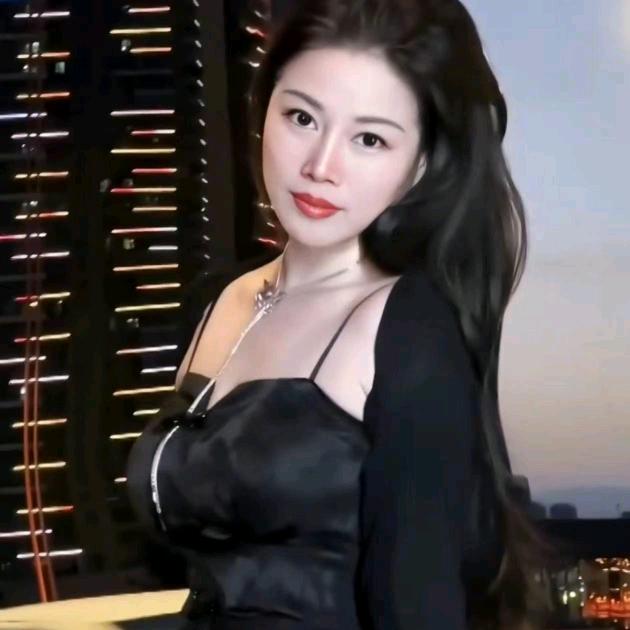 @沫莉   在等一个点展馆的人