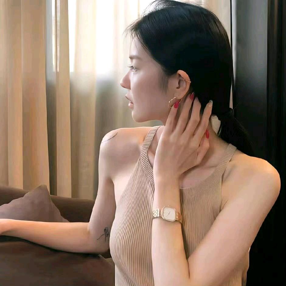一颗草莓糖。