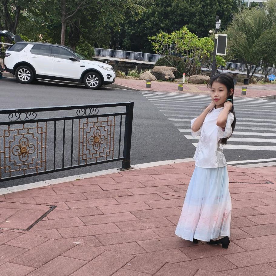 爱跳舞的小女孩