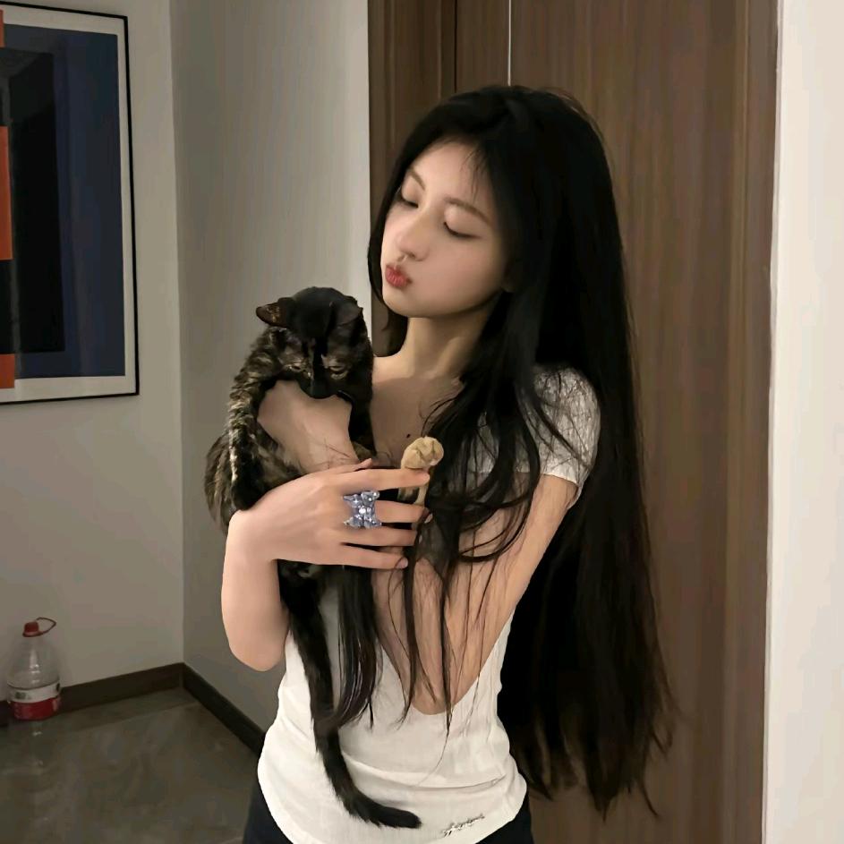 >_<