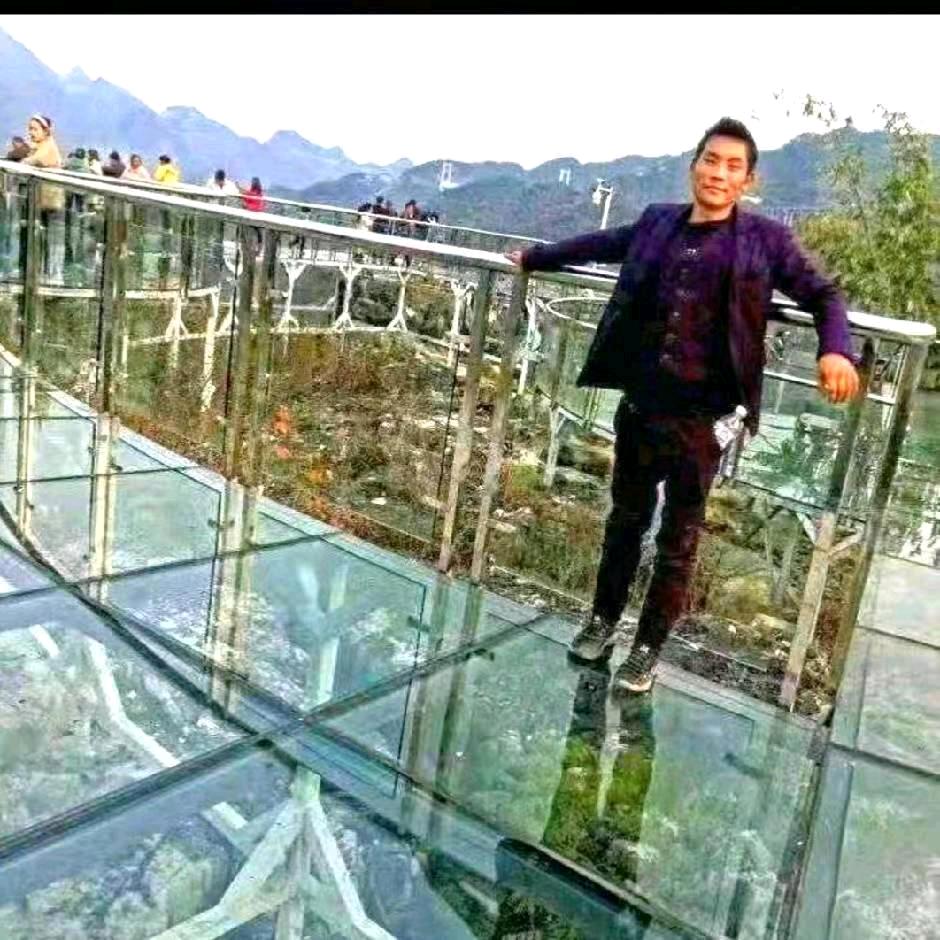 蓝眼泪。张歌