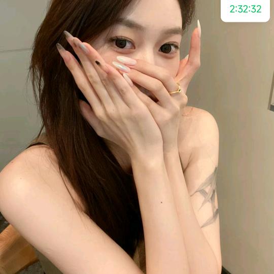 李虹萱.