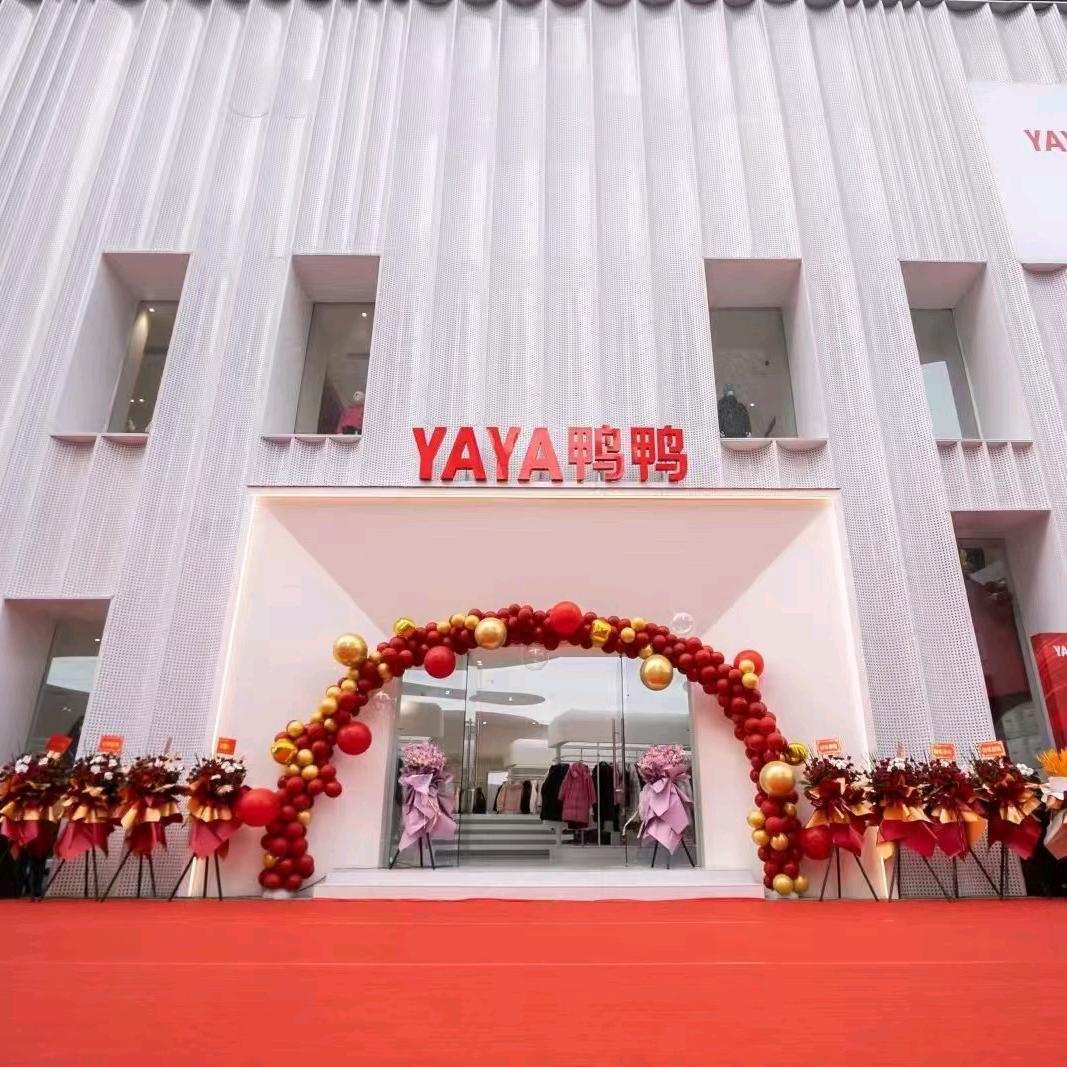 银基一楼东北门鸭鸭概念店