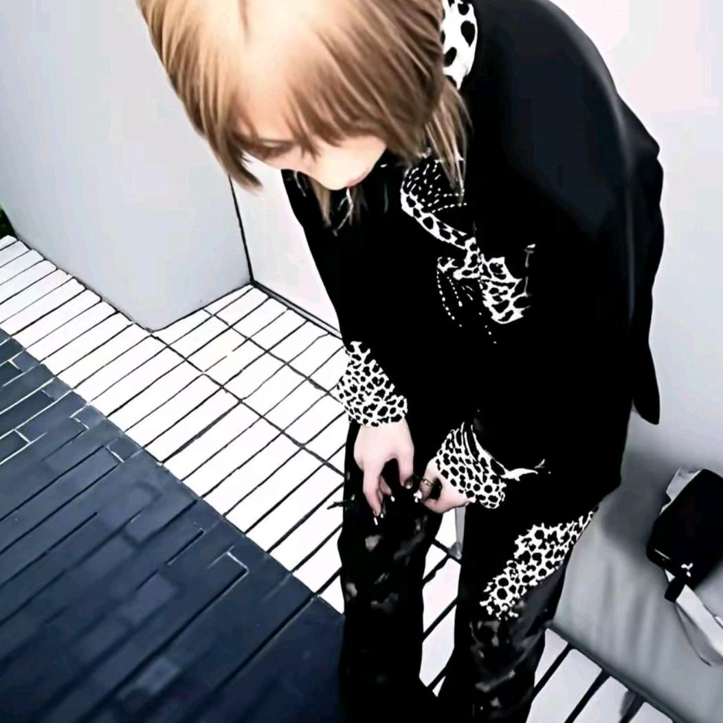倸