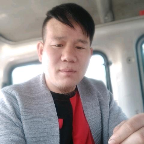 小眼睛的大男人。