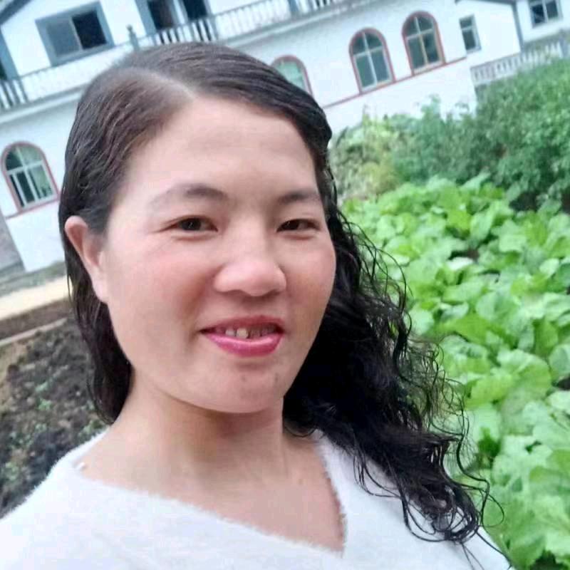 卷发妹。
