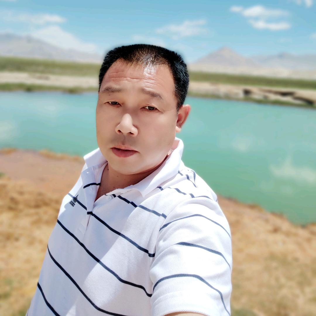 在新疆做纯天然石膏板的小杨