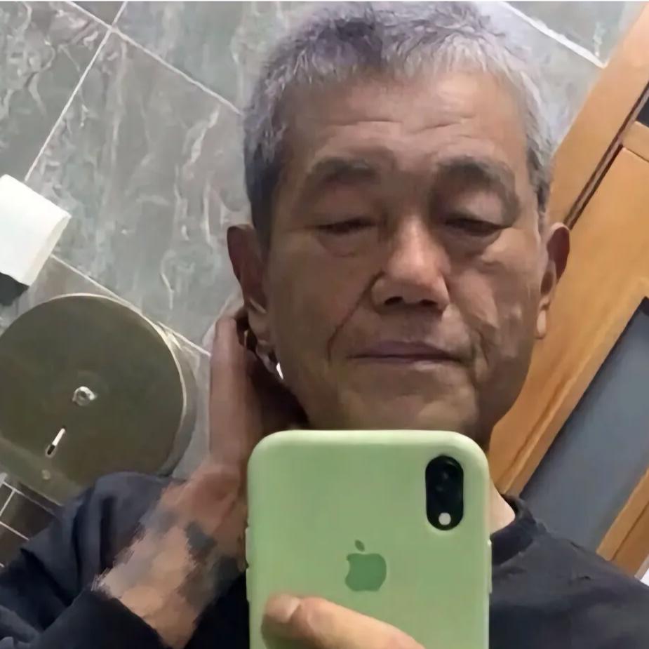 忧郁总裁兜不住屎被护工吊打