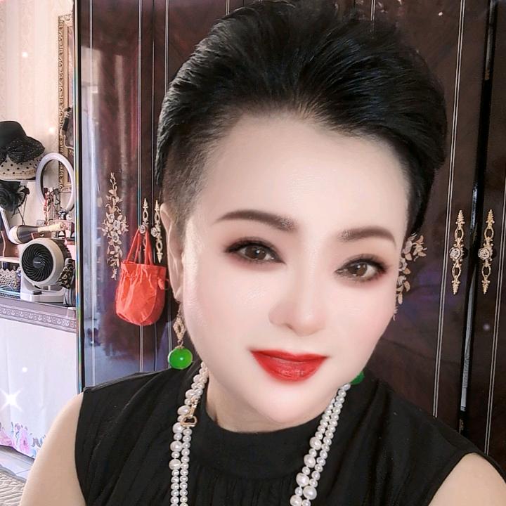 时尚奶奶爱穿搭。