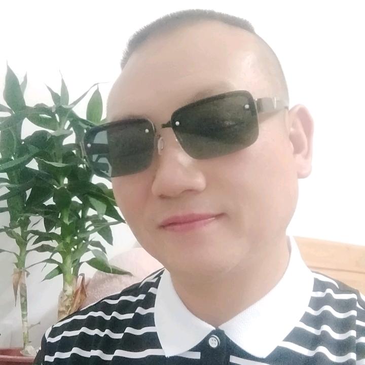 太阳从东方刚刚升起！