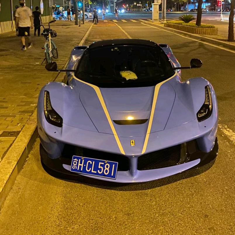 雪花飘飘在地上。