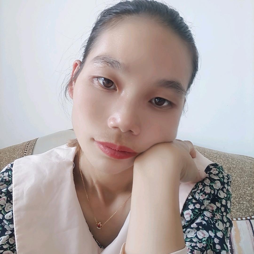 穿拖鞋的女孩